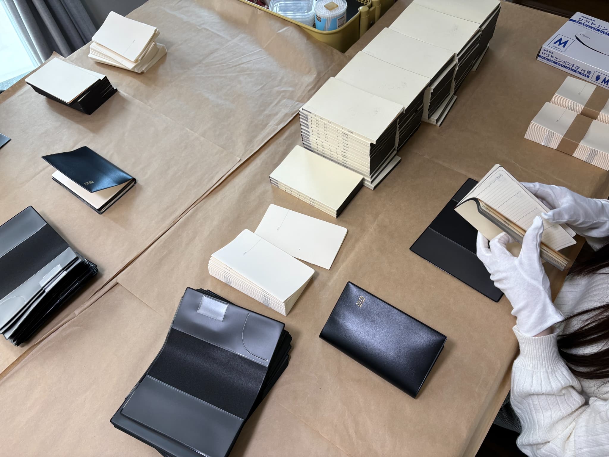 手帳の中身にカバーをつけている作業写真